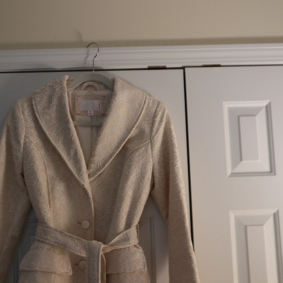 Elegant Cream Coat with Faux Fur Collar - Picture 3 of 6